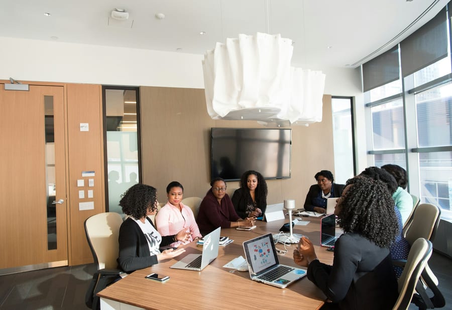 Equipo diverso de Recursos Humanos en una reunión de trabajo, en una sala moderna con luz natural
